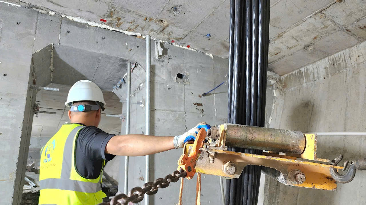 Đối với 3 nhịp 78m phải tăng số bó cáp lên gấp đôi. Do đó để đảm bảo tiến độ dự án nhà thầu sử dụng 8 bộ kích cáp để đồng loạt kéo căng 8 bó cáp cùng lúc. Hiện hoạt động rải cáp đã hoàn thành và nhà thầu luồn cáp để kéo căng.