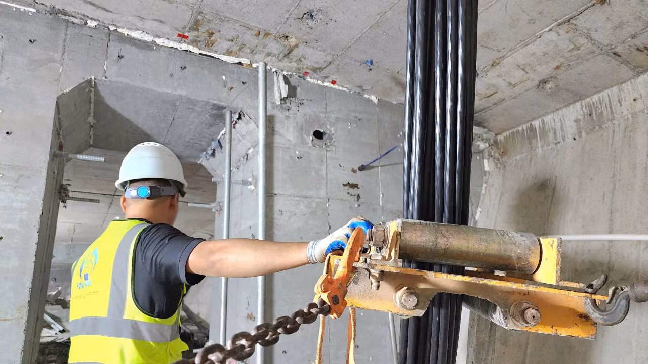 Đối với 3 nhịp 78m phải tăng số bó cáp lên gấp đôi. Do đó để đảm bảo tiến độ dự án nhà thầu sử dụng 8 bộ kích cáp để đồng loạt kéo căng 8 bó cáp cùng lúc. Hiện hoạt động rải cáp đã hoàn thành và nhà thầu luồn cáp để kéo căng.