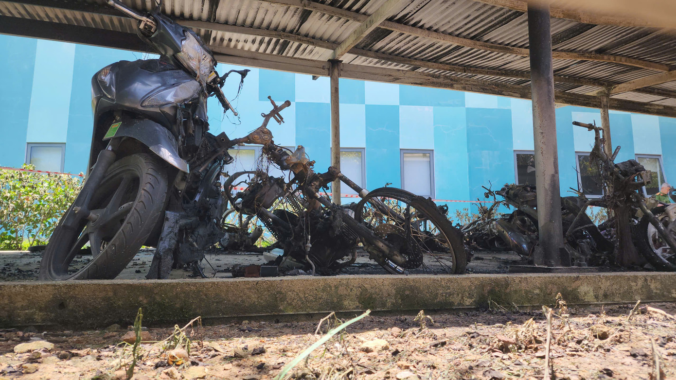 Nhiều xe máy bị thiêu rụi, trơ khung sắt. Nhiều xe máy bị thiêu rụi, trơ khung sắt.