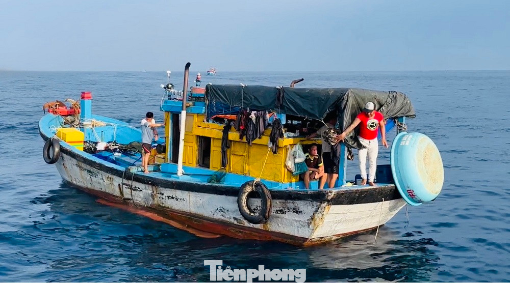 Lực lượng tuần tra phát hiện tàu cá BĐ 10546 TS cất giấu 33 đĩa gốm sứ, 7 tô (bát) trong các khoang tàu. Lực lượng tuần tra phát hiện tàu cá BĐ 10546 TS cất giấu 33 đĩa gốm sứ, 7 tô (bát) trong các khoang tàu.