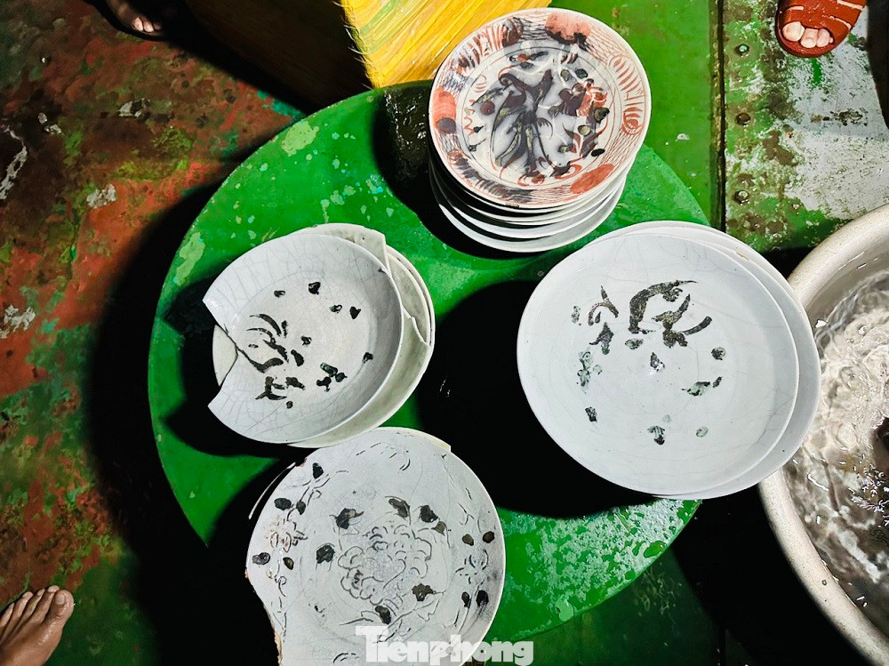 Bộ Chỉ huy BĐBP Quảng Ngãi đã tạm giữ số gốm sứ trên để điều tra làm rõ nguồn gốc.