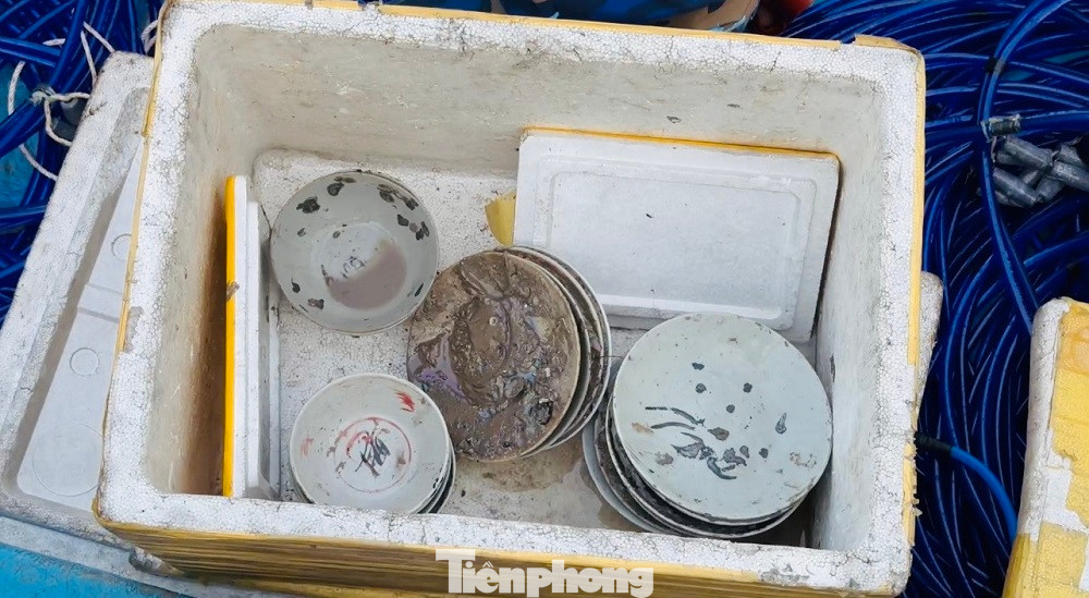 Lực lượng tuần tra phát hiện tàu cá BĐ 10546 TS cất giấu 33 đĩa gốm sứ, 7 tô (bát) trong các khoang tàu. Lực lượng tuần tra phát hiện tàu cá BĐ 10546 TS cất giấu 33 đĩa gốm sứ, 7 tô (bát) trong các khoang tàu.