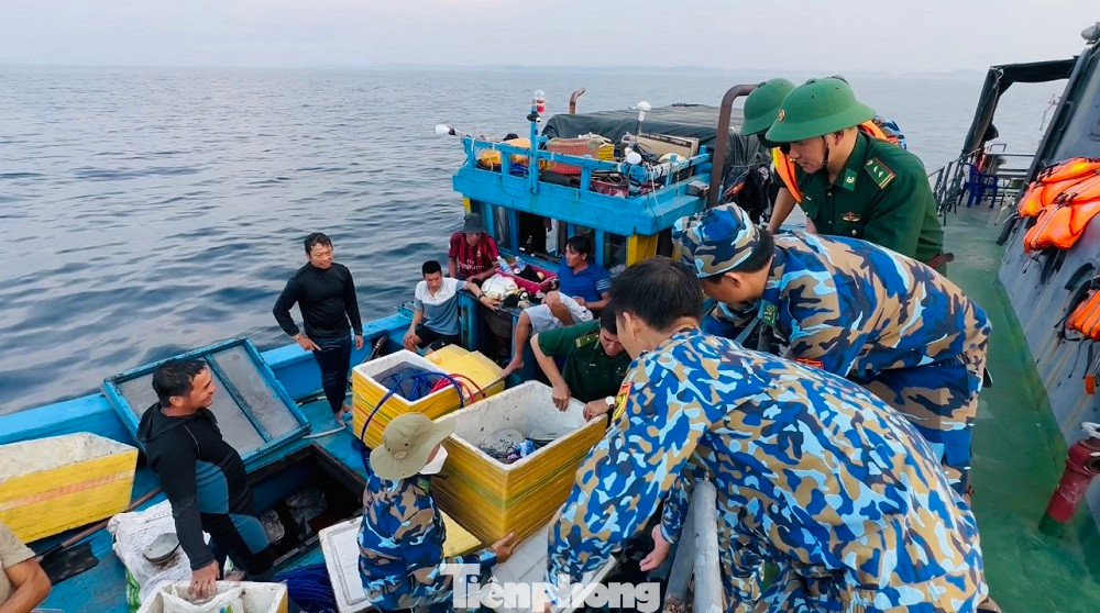 Lực lượng tuần tra phát hiện tàu cá BĐ 10546 TS cất giấu 33 đĩa gốm sứ, 7 tô (bát) trong các khoang tàu. Lực lượng tuần tra phát hiện tàu cá BĐ 10546 TS cất giấu 33 đĩa gốm sứ, 7 tô (bát) trong các khoang tàu.