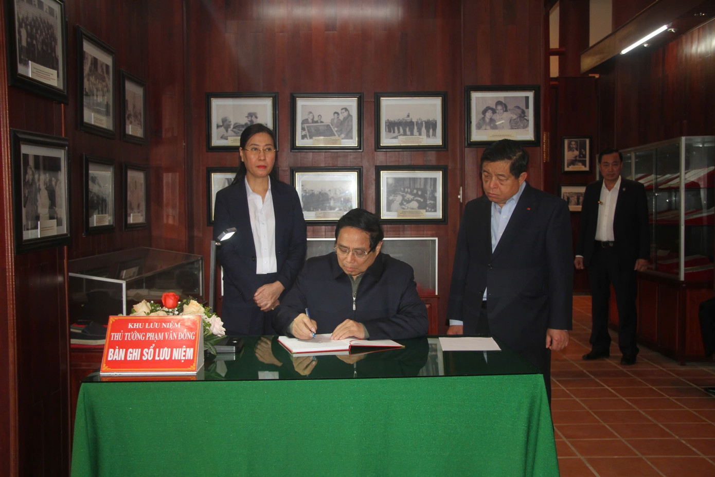 Thủ tướng Phạm Minh Chính ghi sổ lưu niệm tại khu lưu niệm cố Thủ tướng Phạm Văn Đồng. Thủ tướng Phạm Minh Chính ghi sổ lưu niệm tại khu lưu niệm cố Thủ tướng Phạm Văn Đồng.