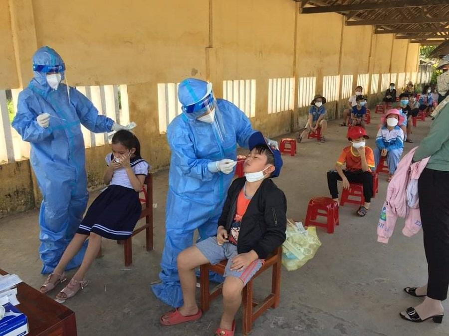 Ngành y tế Quảng Ngãi lấy mẫu xét nghiệm cho học sinh. Ngành y tế Quảng Ngãi lấy mẫu xét nghiệm cho học sinh.