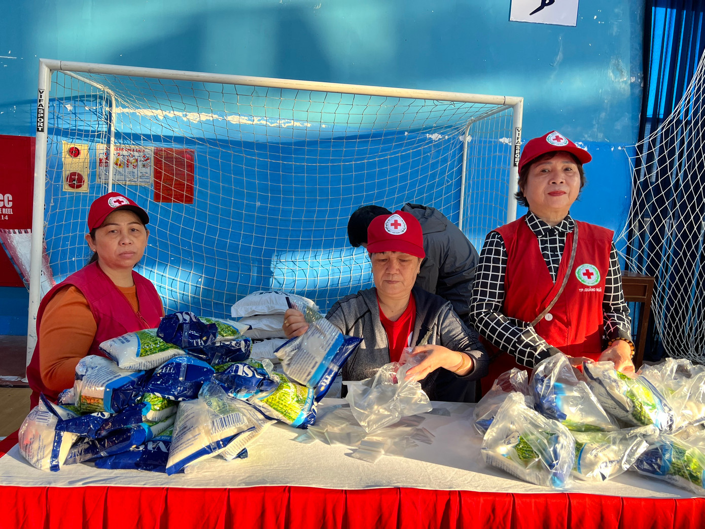 Nhiều món quà đã được Ban tổ chức tặng cho các bạn trẻ tham gia hiến máu trong ngày hội hiến máu Chủ Nhật Đỏ lần thứ XVI - năm 2024.