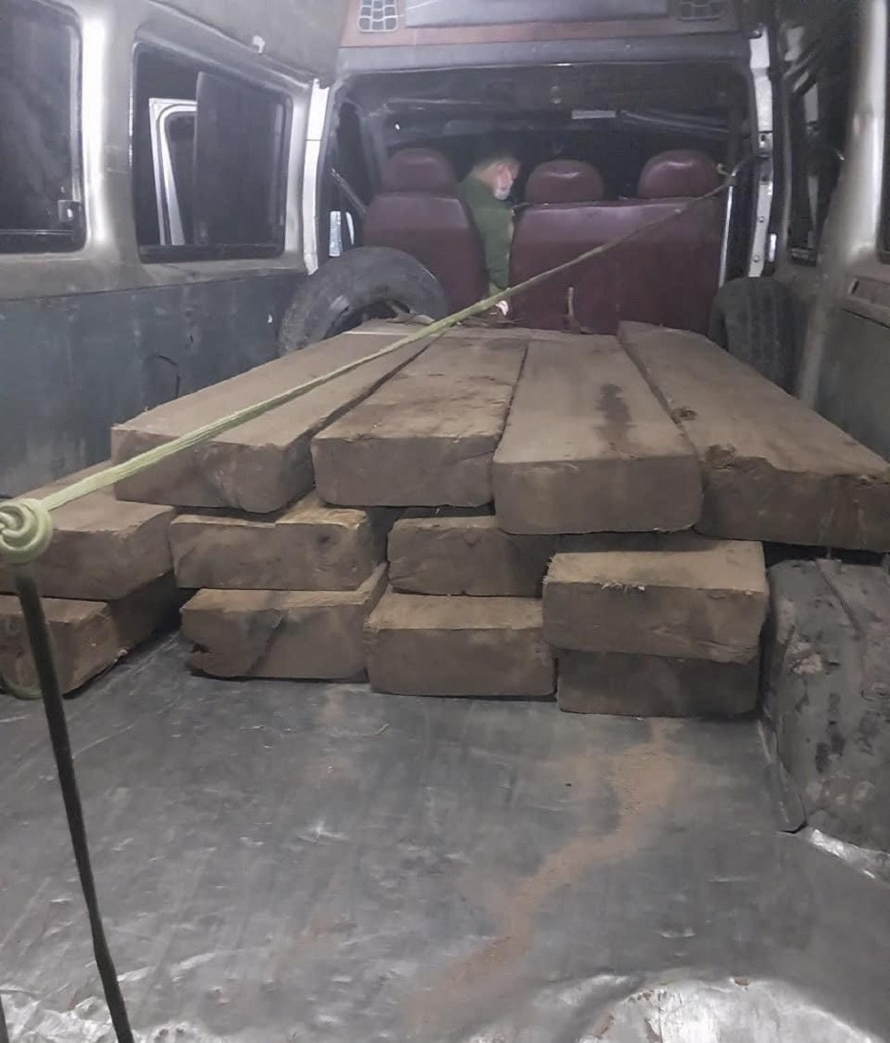 Xe ô tô cải tạo để chở gỗ lậu. Ảnh: CACC