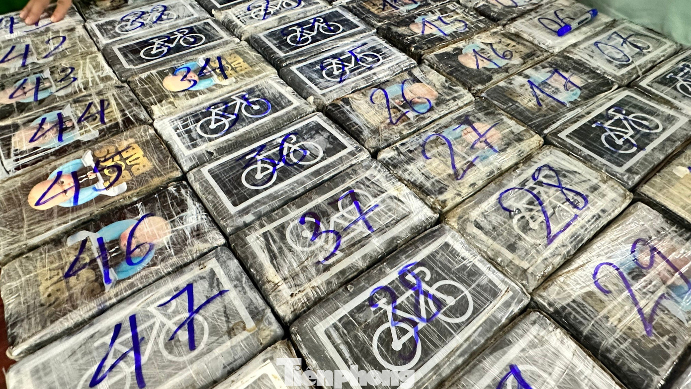 Gần 300kg gói chứa chất thể màu trắng nghi ma túy, đồng dạng với số ma túy đã thu được vào 4/1. Gần 300kg gói chứa chất thể màu trắng nghi ma túy, đồng dạng với số ma túy đã thu được vào 4/1.