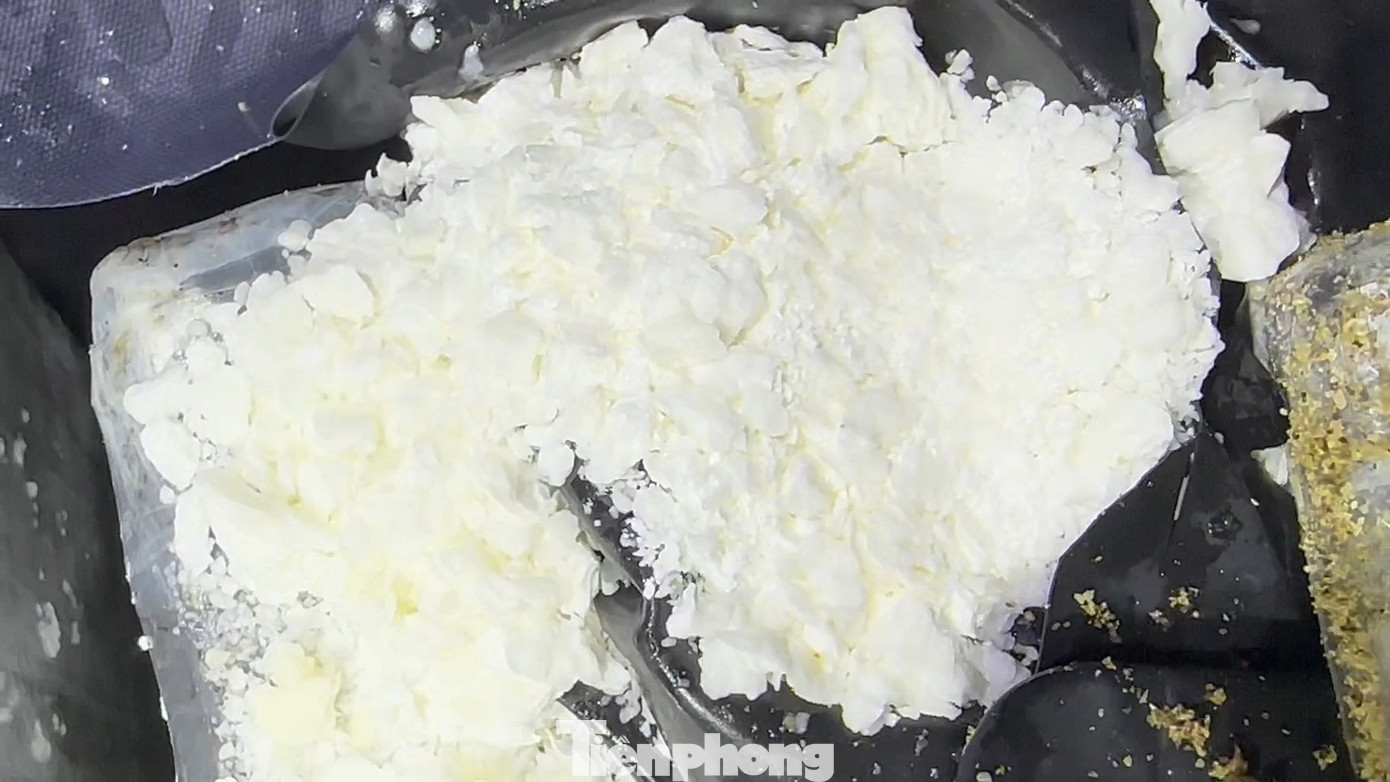 Chất tinh thể màu trắng nghi ma túy. Chất tinh thể màu trắng nghi ma túy.