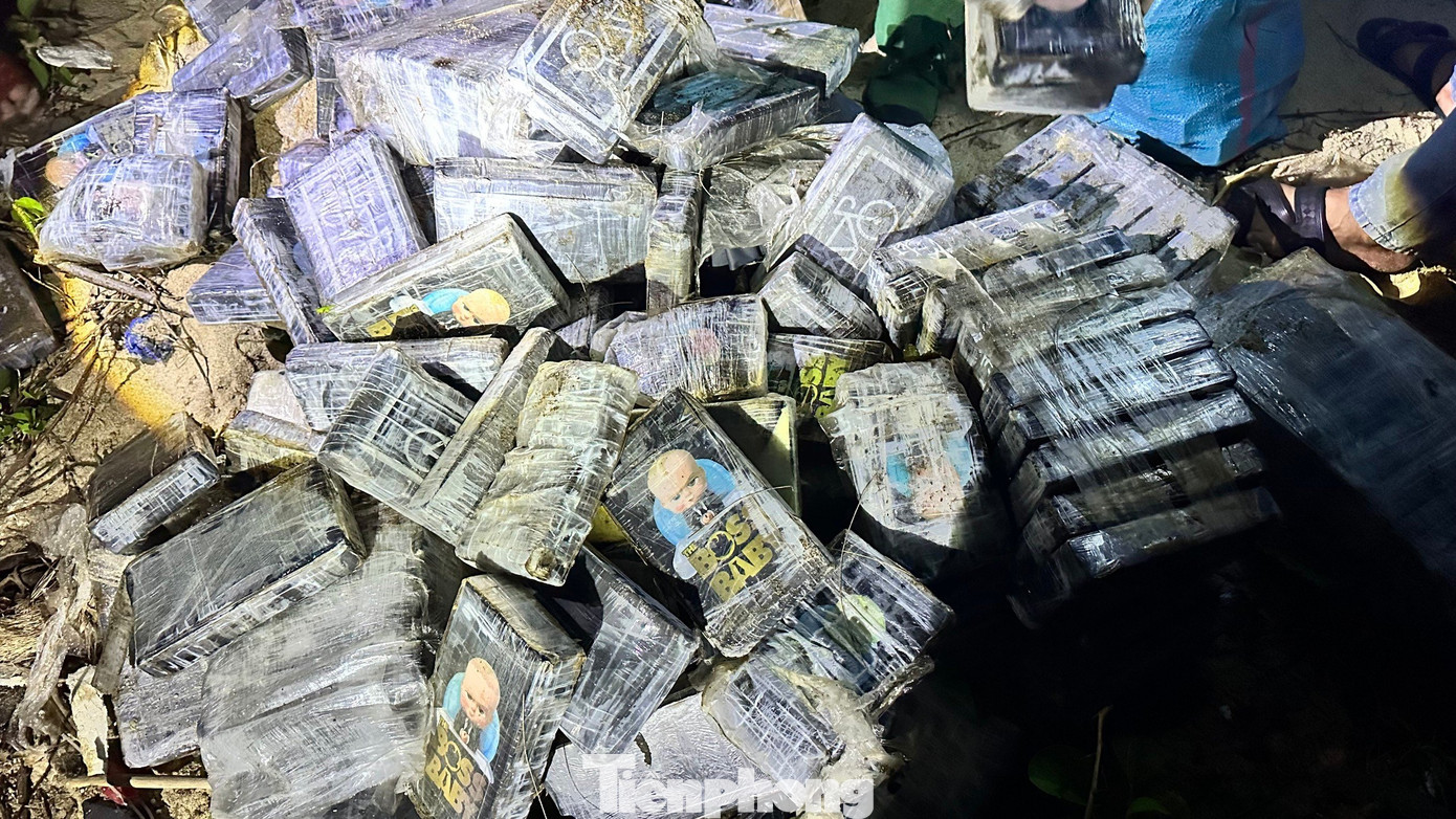 Ngày 14/1, người dân và lực lượng chức năng phát hiện gần 3 tạ ma túy trôi dạt vào bờ biển. Ngày 14/1, người dân và lực lượng chức năng phát hiện gần 3 tạ ma túy trôi dạt vào bờ biển.