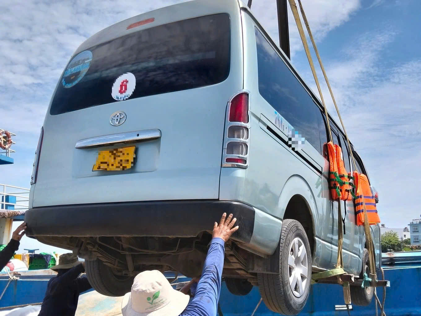 Người dân đảo Lý Sơn thuê tàu đưa ô tô vào đất liền kiểm định. Người dân đảo Lý Sơn thuê tàu đưa ô tô vào đất liền kiểm định.