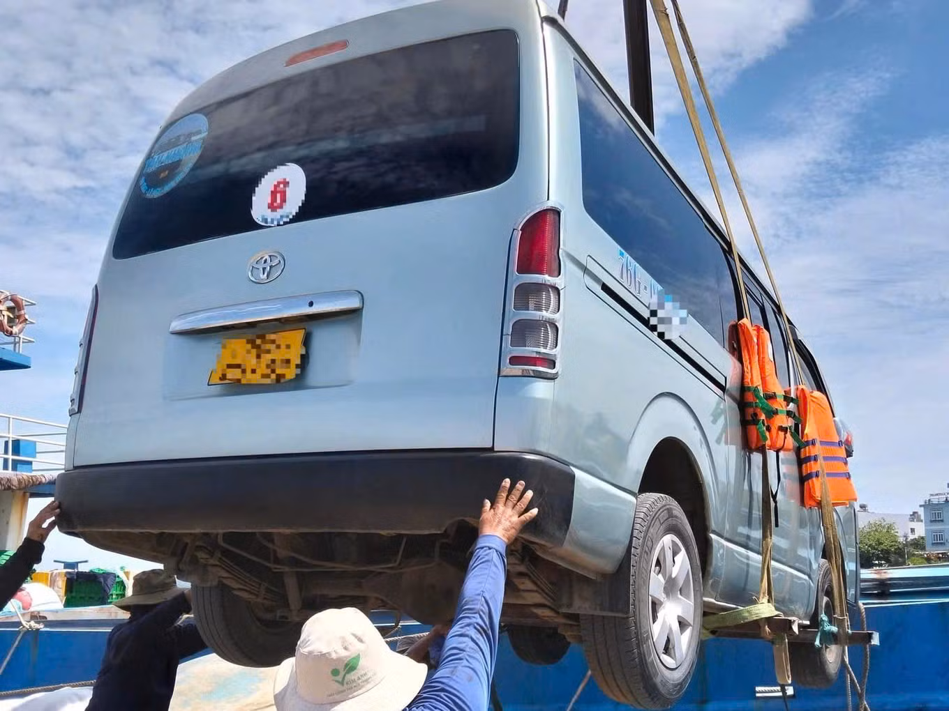 Người dân đảo Lý Sơn thuê tàu đưa ô tô vào đất liền kiểm định.
