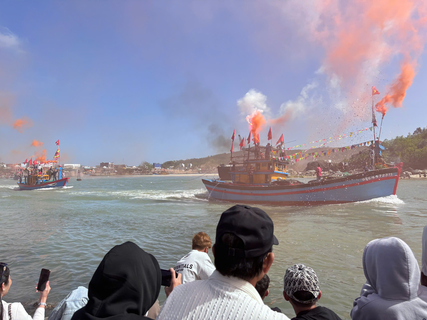 Tàu cá nổ máy hướng thẳng ra biển trong sự hò vang của người dân. Tàu cá nổ máy hướng thẳng ra biển trong sự hò vang của người dân.