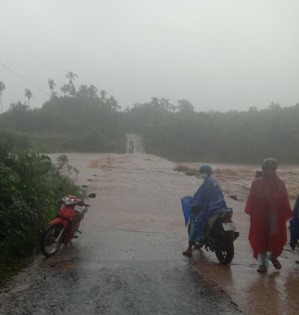Cầu Tầm Linh, xã Sơn Linh (Sơn Hà) bị ngập sâu. Cầu Tầm Linh, xã Sơn Linh (Sơn Hà) bị ngập sâu.