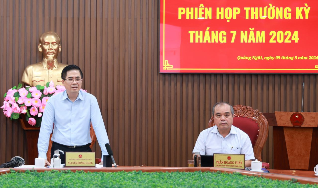Ông Nguyễn Hoàng Giang (bìa trái) chủ trì cuộc họp đầu tiên trên cương vị chủ tịch UBND tỉnh Quảng Ngãi.