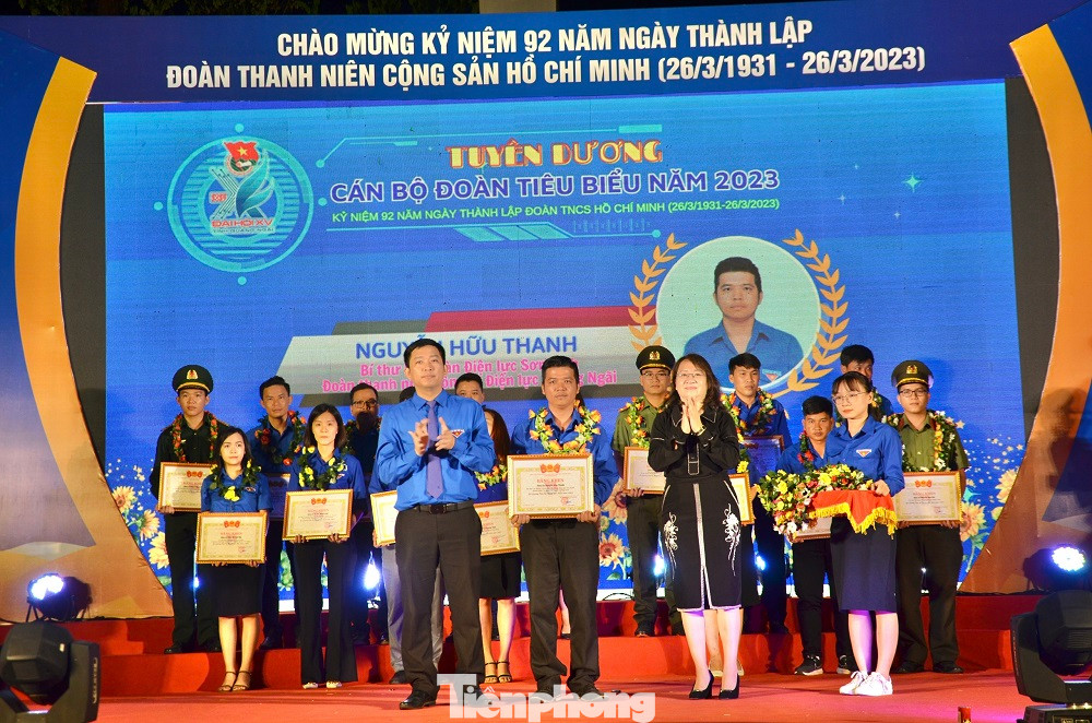 Tôn vinh 40 cá nhân là cán bộ Đoàn tiêu biểu cấp tỉnh, có nhiều thành tích xuất sắc trong công tác đoàn và phong trào thanh thiếu nhi.