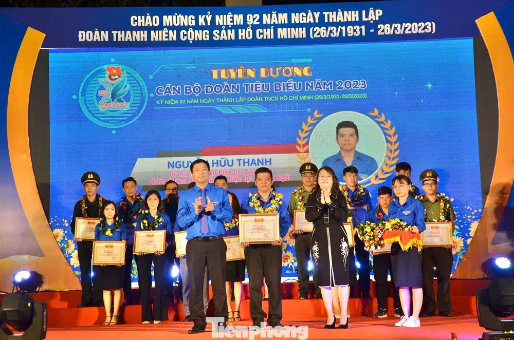 Tôn vinh 40 cá nhân là cán bộ Đoàn tiêu biểu cấp tỉnh, có nhiều thành tích xuất sắc trong công tác đoàn và phong trào thanh thiếu nhi.