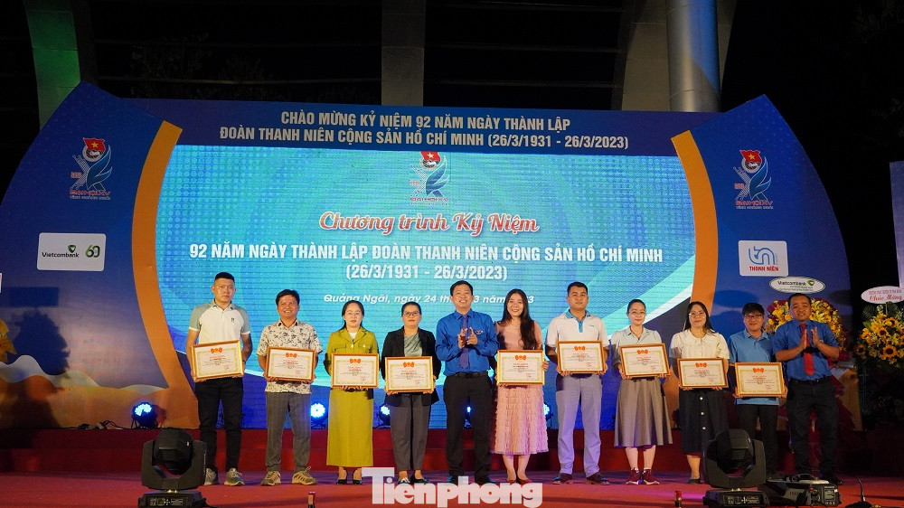 Tỉnh Đoàn Quảng Ngãi tuyên dương và tặng bằng khen cho 11 cá nhân, trong đó có phóng viên báo Tiền Phong.