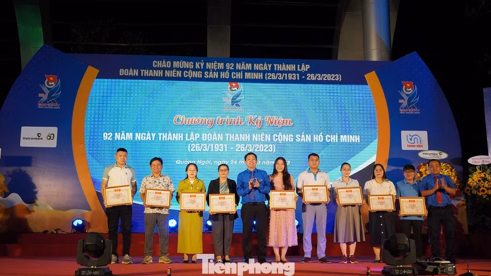 Tỉnh Đoàn Quảng Ngãi tuyên dương và tặng bằng khen cho 11 cá nhân, trong đó có phóng viên báo Tiền Phong.