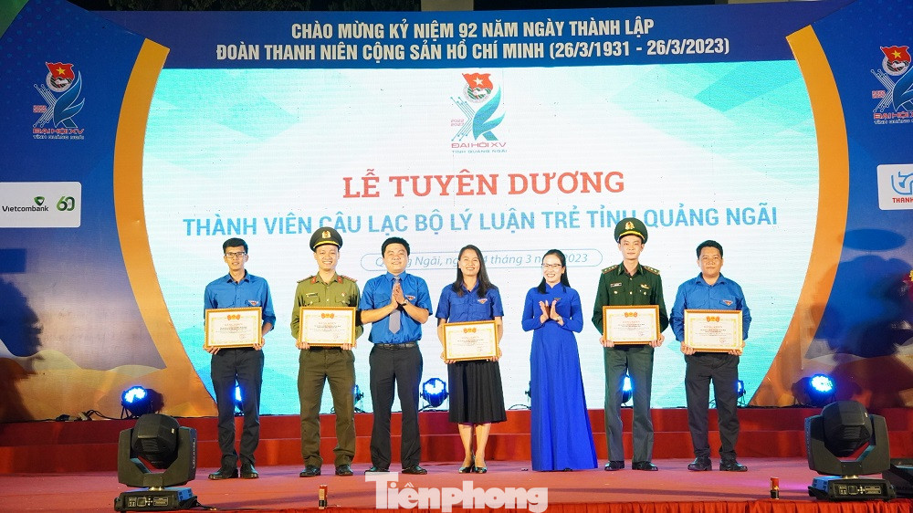 Tỉnh Đoàn Quảng Ngãi tuyên dương 5 tập thể CLB Lý luận trẻ.