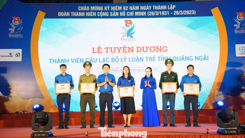 Tỉnh Đoàn Quảng Ngãi tuyên dương 5 tập thể CLB Lý luận trẻ.