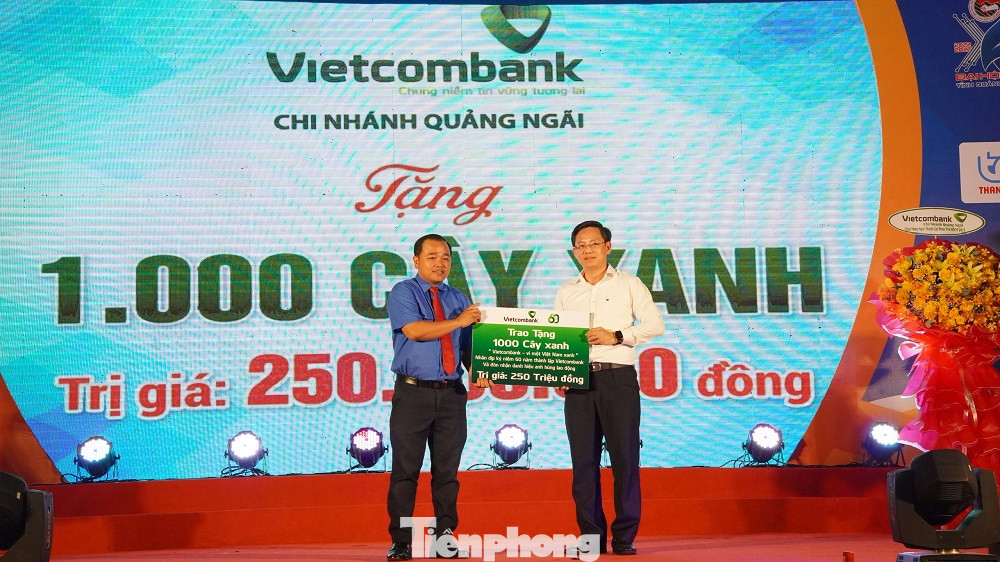 Vietcombank Chi nhánh Quảng Ngãi trao hỗ trợ triển khai công trình trồng 1.000 cây xanh với tổng kinh phí thực hiện 250 triệu đồng.