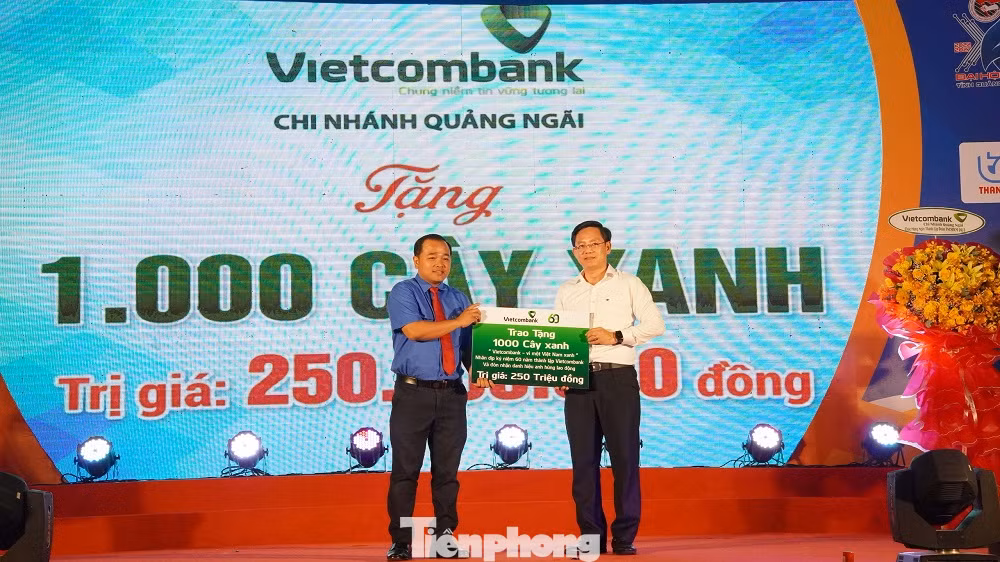 Vietcombank Chi nhánh Quảng Ngãi trao hỗ trợ triển khai công trình trồng 1.000 cây xanh với tổng kinh phí thực hiện 250 triệu đồng.