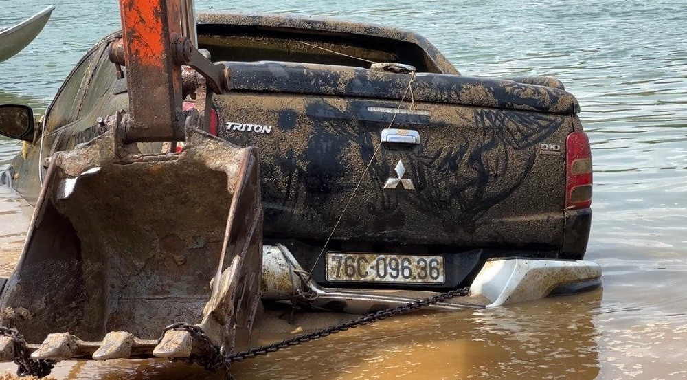 Trục vớt chiếc xe ô tô BKS: 76C - 09635 dưới sông Trà Khúc. Ảnh: (CACC)