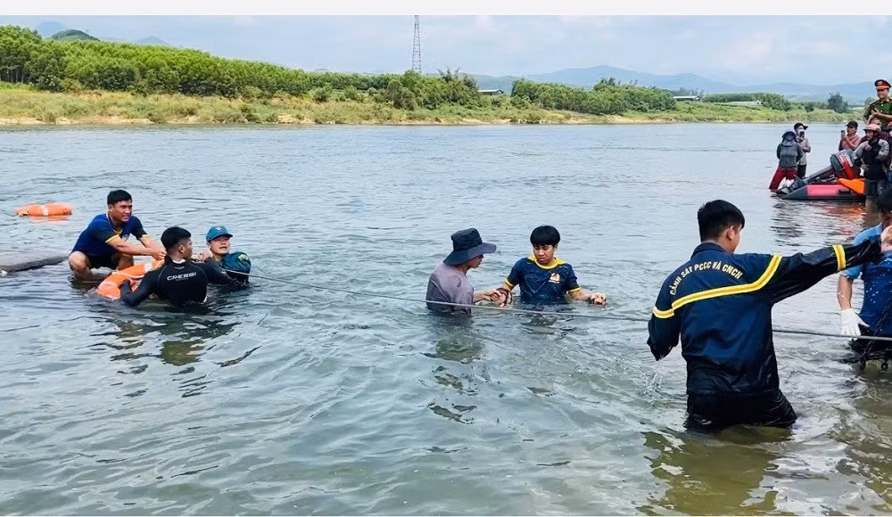 Công an cùng người dân tổ chức cứu hộ, trục vớt, tìm kiếm nạn nhân. Ảnh: (CACC)