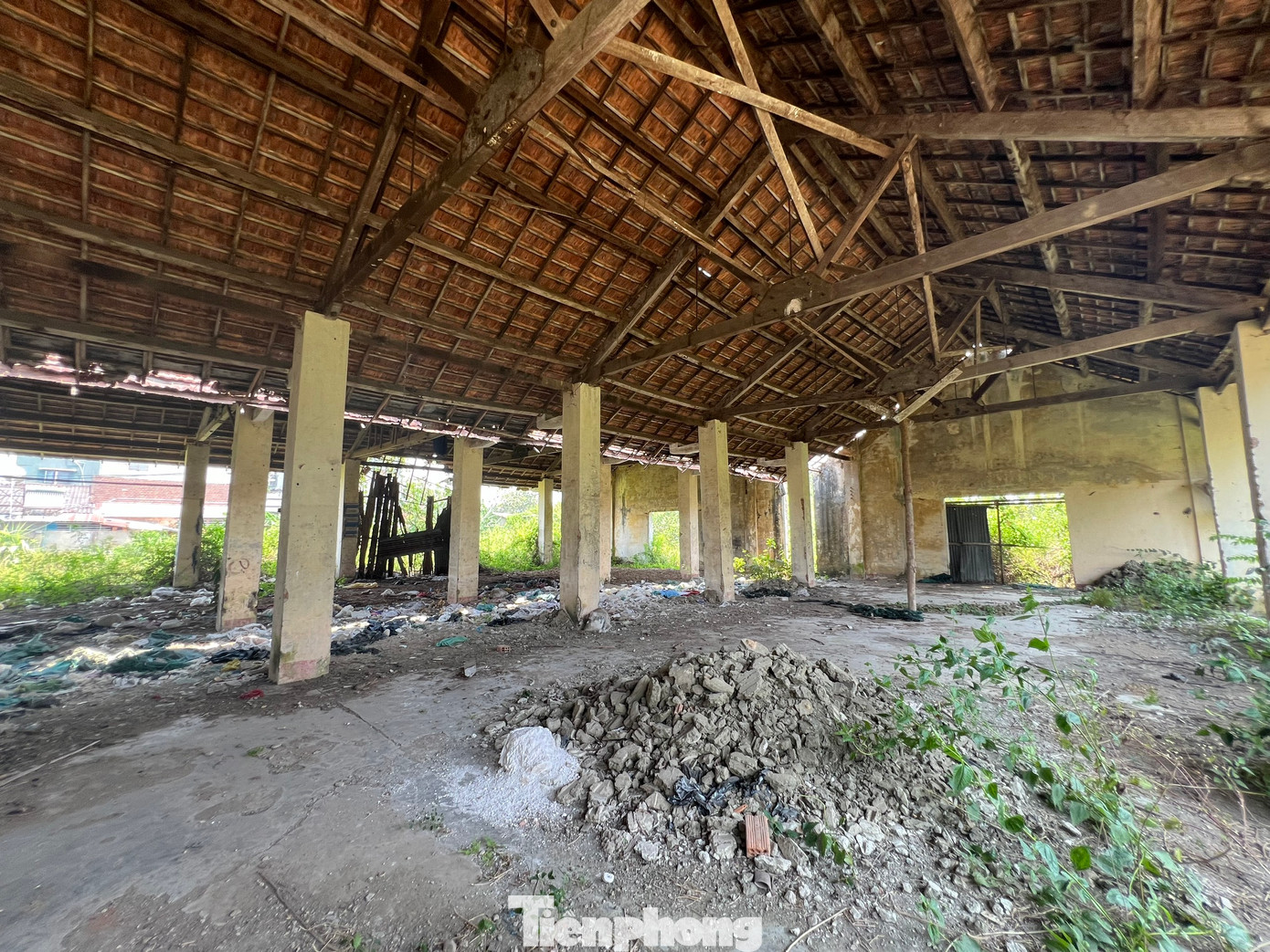 Mới đây, ông Trần Phước Hiền - Phó chủ tịch UBND tỉnh Quảng Ngãi - đã có công văn gửi Bộ Nông nghiệp và Phát triển nông thôn trình cấp thẩm quyền xem xét hỗ trợ kinh phí và hướng dẫn giải thể Công ty TNHH MTV Lâm nghiệp Trà Tân. Bởi càng để kéo dài, tình trạng nợ nần sẽ càng thêm nghiêm trọng. Ảnh: Nguyễn Ngọc.