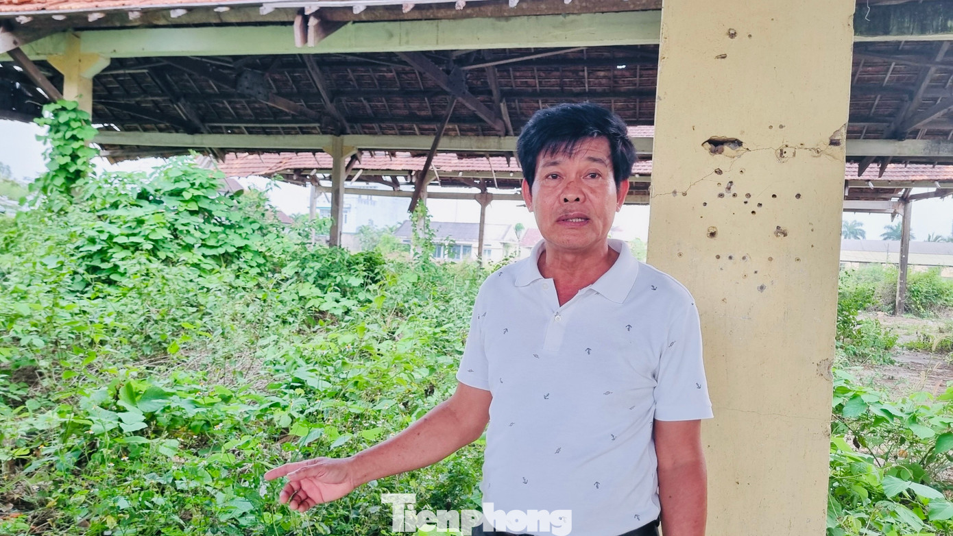 Ông Lê Hồng Dũng (trong ảnh) - Trưởng phòng Tổ chức - Hành chính Công ty Trà Tân - cũng chia sẻ: "Công ty không hoạt động, phát sinh nợ nên không thể giải thể. Do đó, tỉnh giữ lại tôi và giám đốc để giải quyết giấy tờ liên quan, bảo vệ tài sản còn lại của công ty. Hàng chục năm qua chúng tôi làm việc không lương, không bảo hiểm". Ảnh: Nguyễn Ngọc.