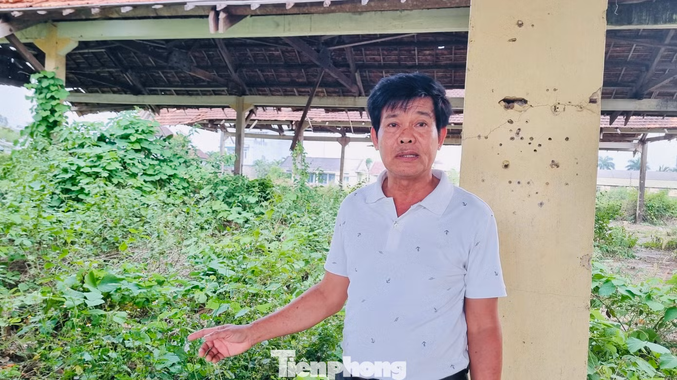Ông Lê Hồng Dũng (trong ảnh) - Trưởng phòng Tổ chức - Hành chính Công ty Trà Tân - cũng chia sẻ: "Công ty không hoạt động, phát sinh nợ nên không thể giải thể. Do đó, tỉnh giữ lại tôi và giám đốc để giải quyết giấy tờ liên quan, bảo vệ tài sản còn lại của công ty. Hàng chục năm qua chúng tôi làm việc không lương, không bảo hiểm". Ảnh: Nguyễn Ngọc.