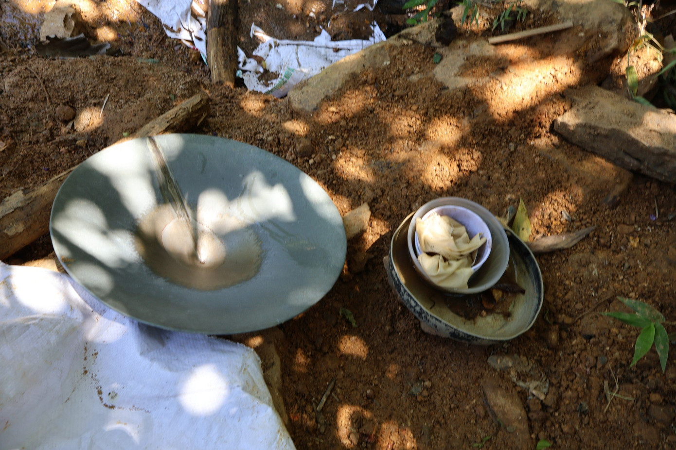 Hầm và các thiết bị đãi vàng trái phép. Ảnh: CA