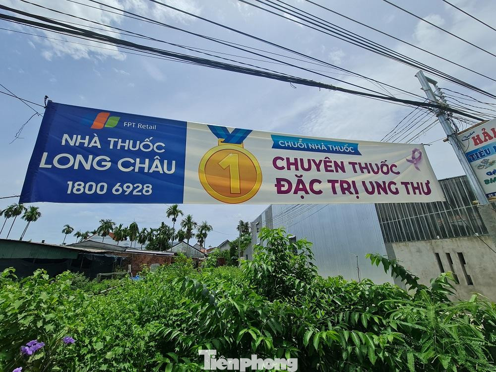 Băng rôn quảng cáo với nội dung “Chuỗi nhà thuốc 1 chuyên thuốc đặc trị ung thư” đã gây phản ứng trong dư luận. (Ảnh chụp ngày 25/8/2022).