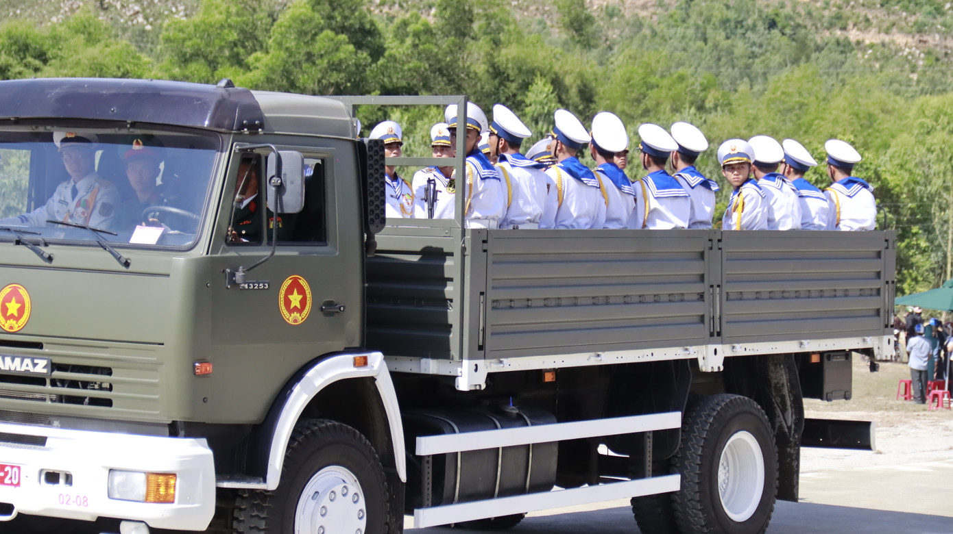 Đoàn xe đưa linh cữu nguyên Chủ tịch nước Trần Đức Lương về đến quê nhà.