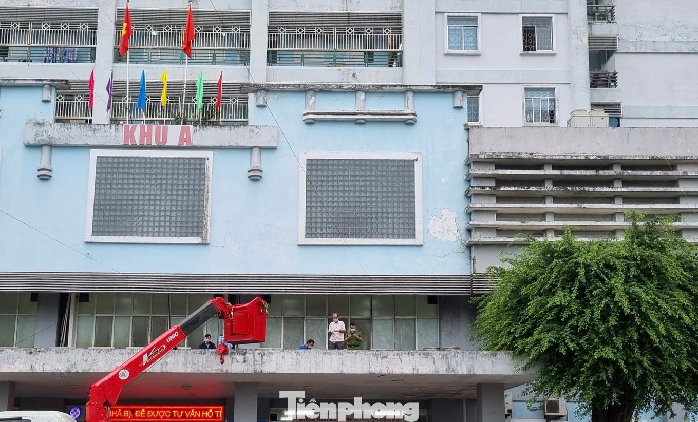 Ban công khu A của Bệnh viện Đa khoa Quảng Ngãi nơi phát hiện thi thể người đàn ông.