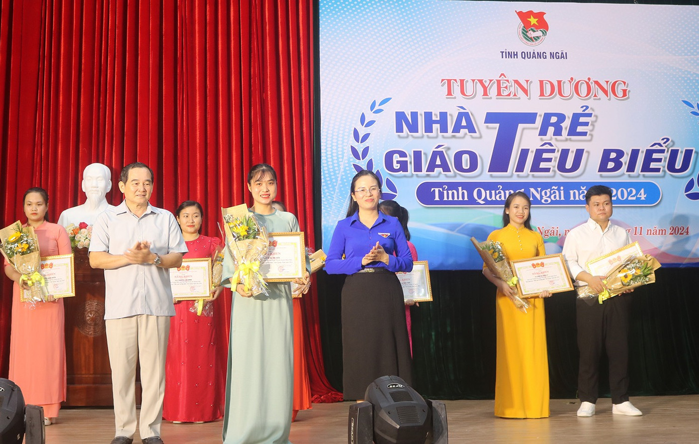 Chị Hồ Thị Thu Thanh - Phó Bí thư Tỉnh Đoàn Quảng Ngãi trao bằng khen của Tỉnh Đoàn và tặng hoa chúc mừng các nhà giáo trẻ tiêu biểu. Chị Hồ Thị Thu Thanh - Phó Bí thư Tỉnh Đoàn Quảng Ngãi trao bằng khen của Tỉnh Đoàn và tặng hoa chúc mừng các nhà giáo trẻ tiêu biểu.