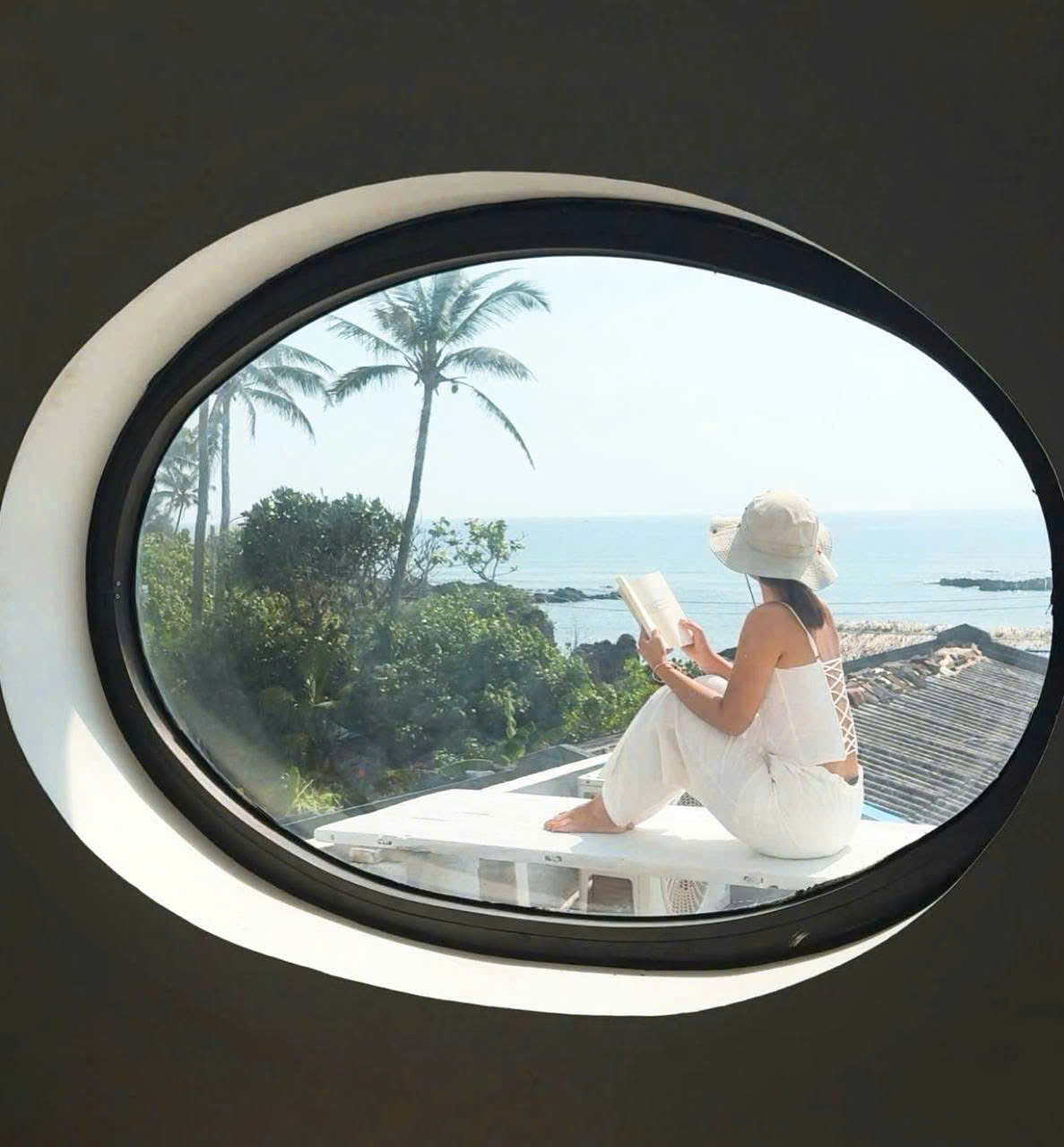 Du khách chụp hình check- in những cảnh đẹp ở đảo Bé. Ảnh: Đặng Văn Sâm