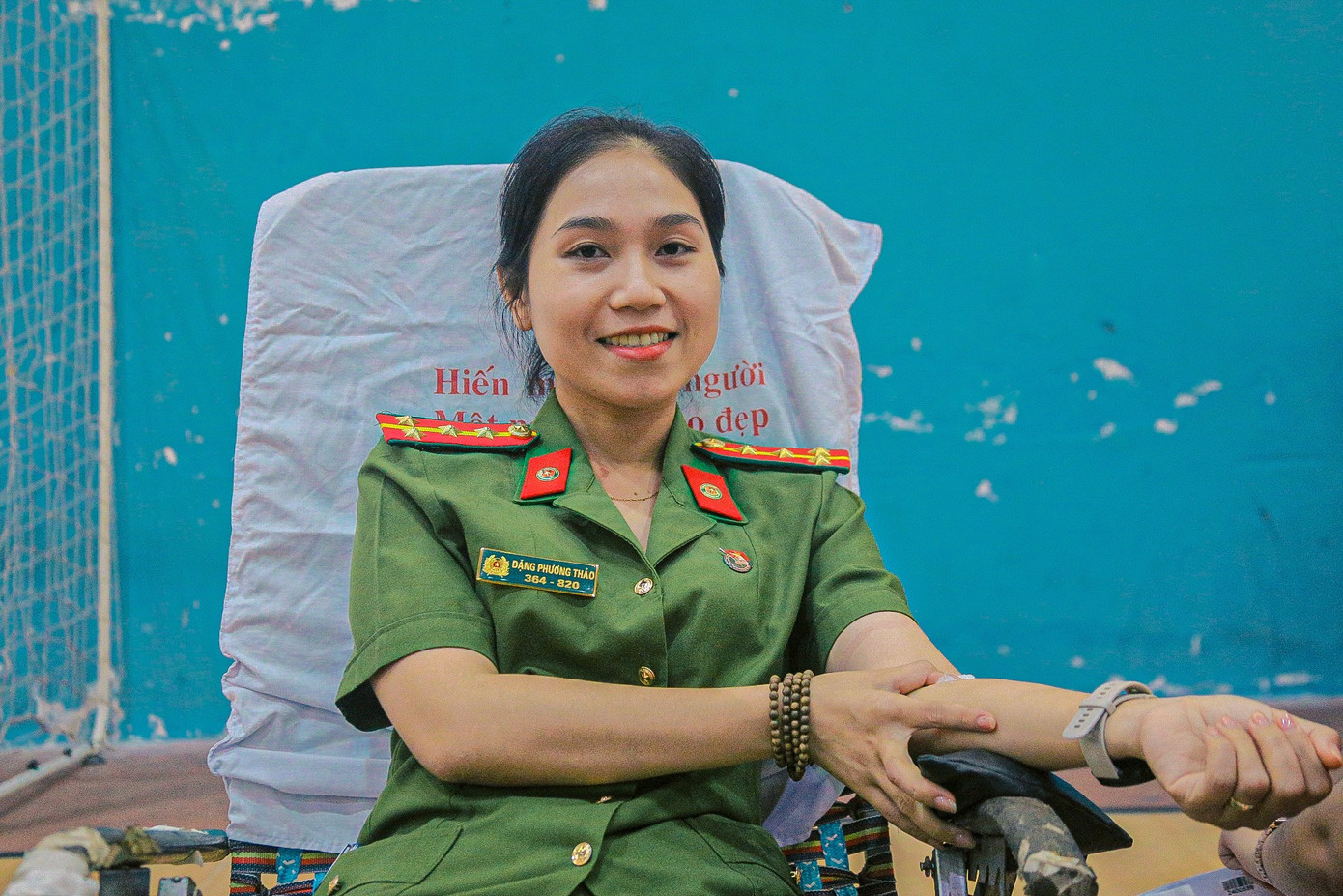 Cán bộ Công an tỉnh Quảng Ngãi tham gia hiến máu tại ngày hội Chủ Nhật Đỏ.