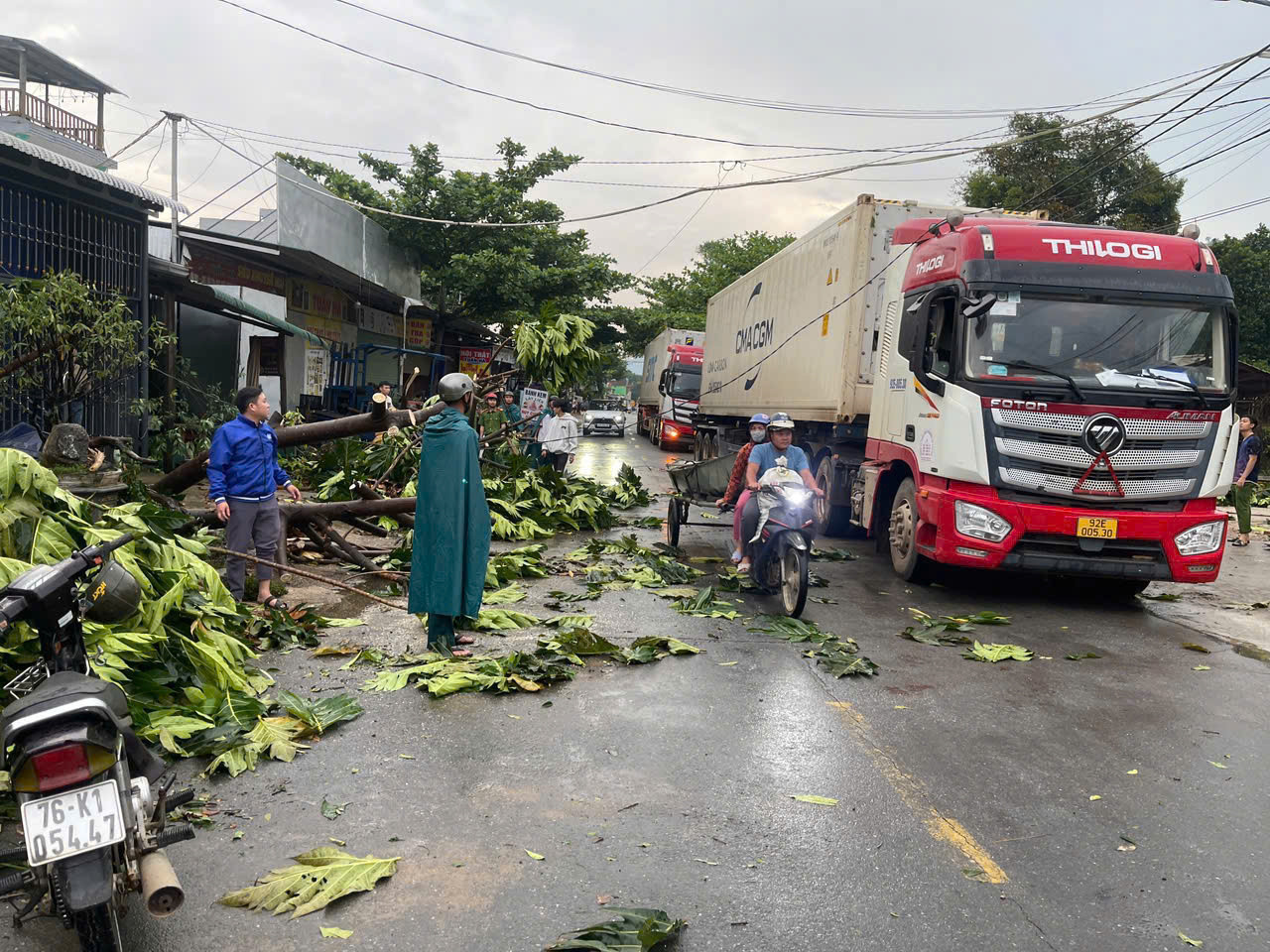Lực lượng chức năng tổ chức cắt dọn cây cối ngã đổ trên Quốc lộ 24.