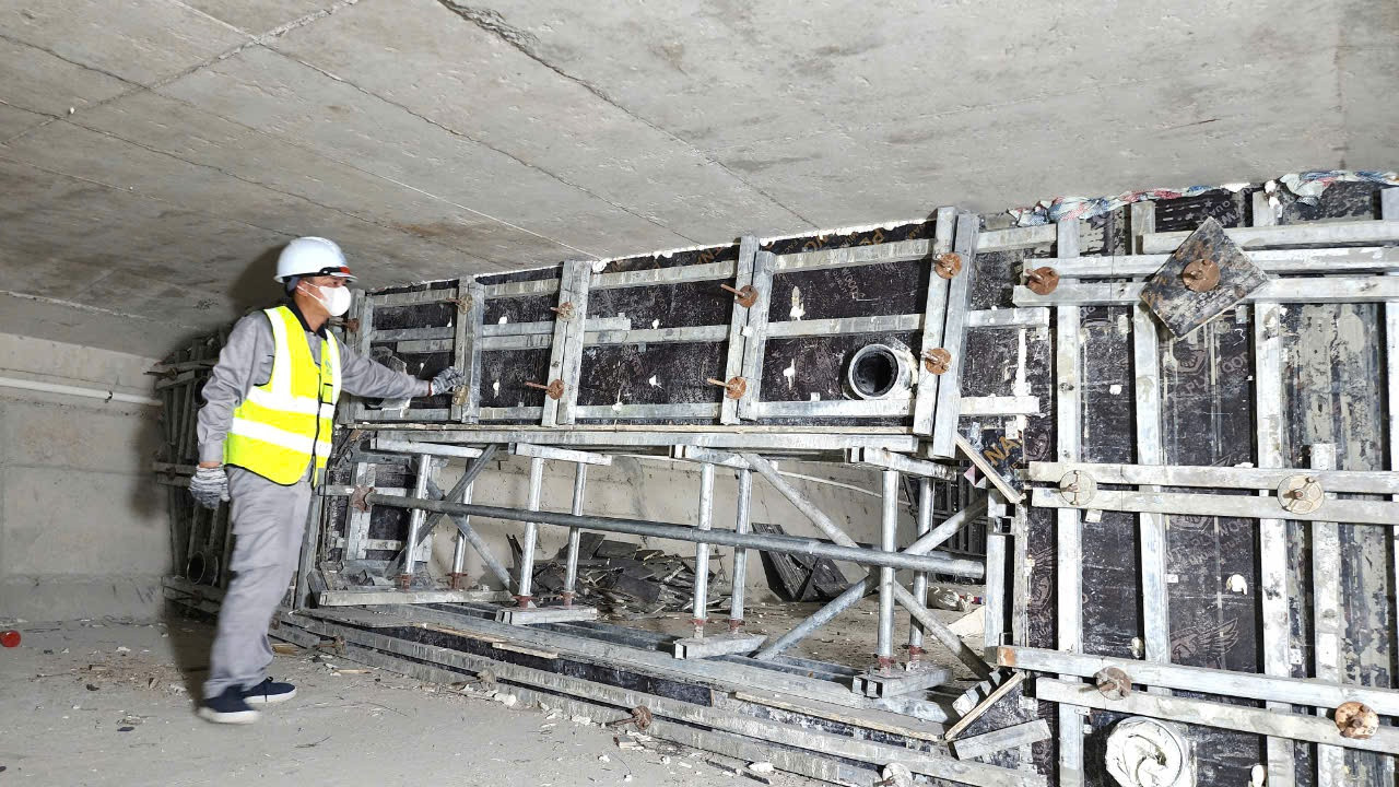 Không gian chật hẹp, việc thi công bê tông phức tạp, nhà thầu phải khoan các lỗ trên mặt cầu để bắn bê tông trực tiếp vào các vách ngăn.