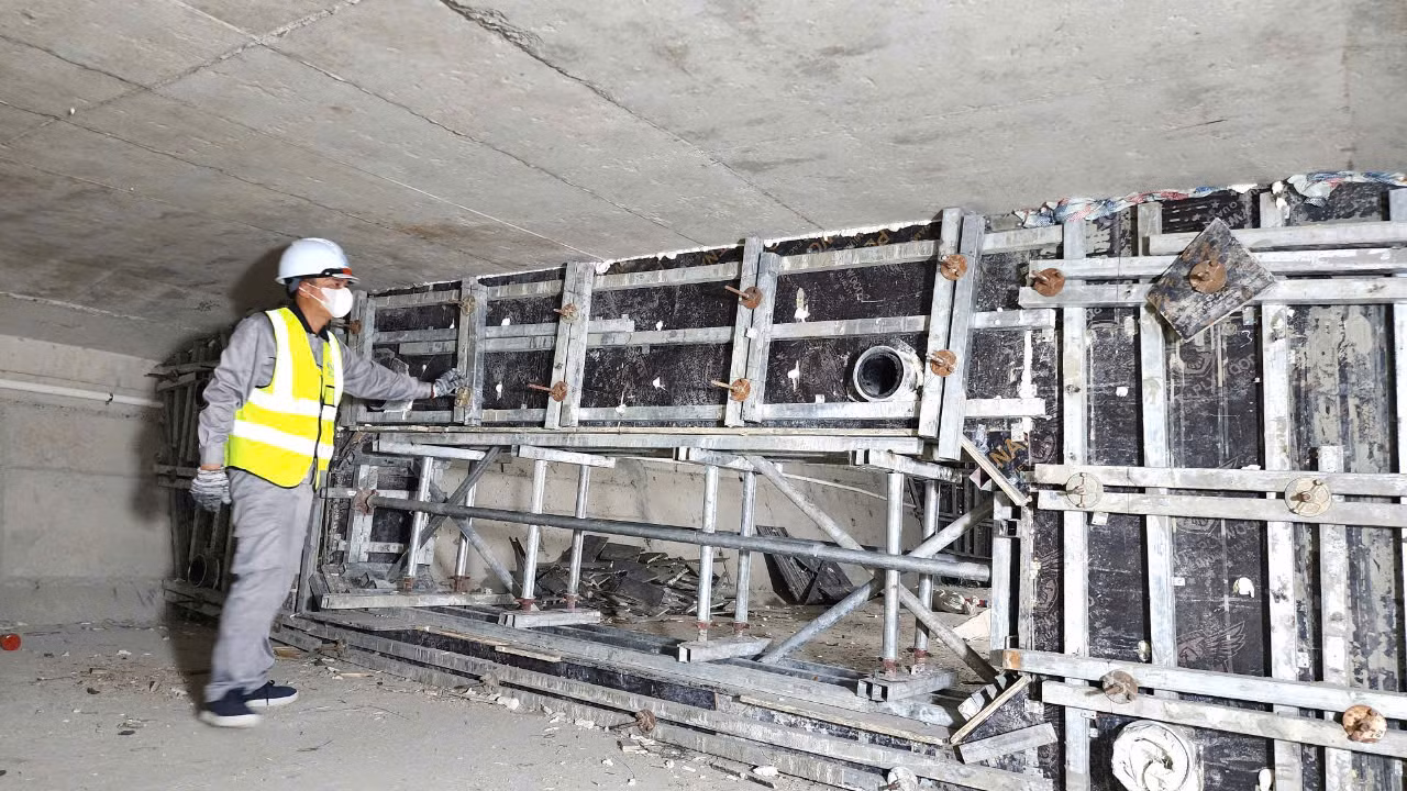 Không gian chật hẹp, việc thi công bê tông phức tạp, nhà thầu phải khoan các lỗ trên mặt cầu để bắn bê tông trực tiếp vào các vách ngăn.