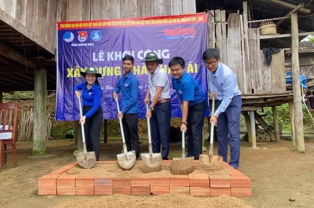 Tỉnh Đoàn Quảng Ngãi khởi công xây dựng nhà nhân ái cho anh Đinh Văn Hậu (trú xã Sơn Màu, huyện Sơn Tây).