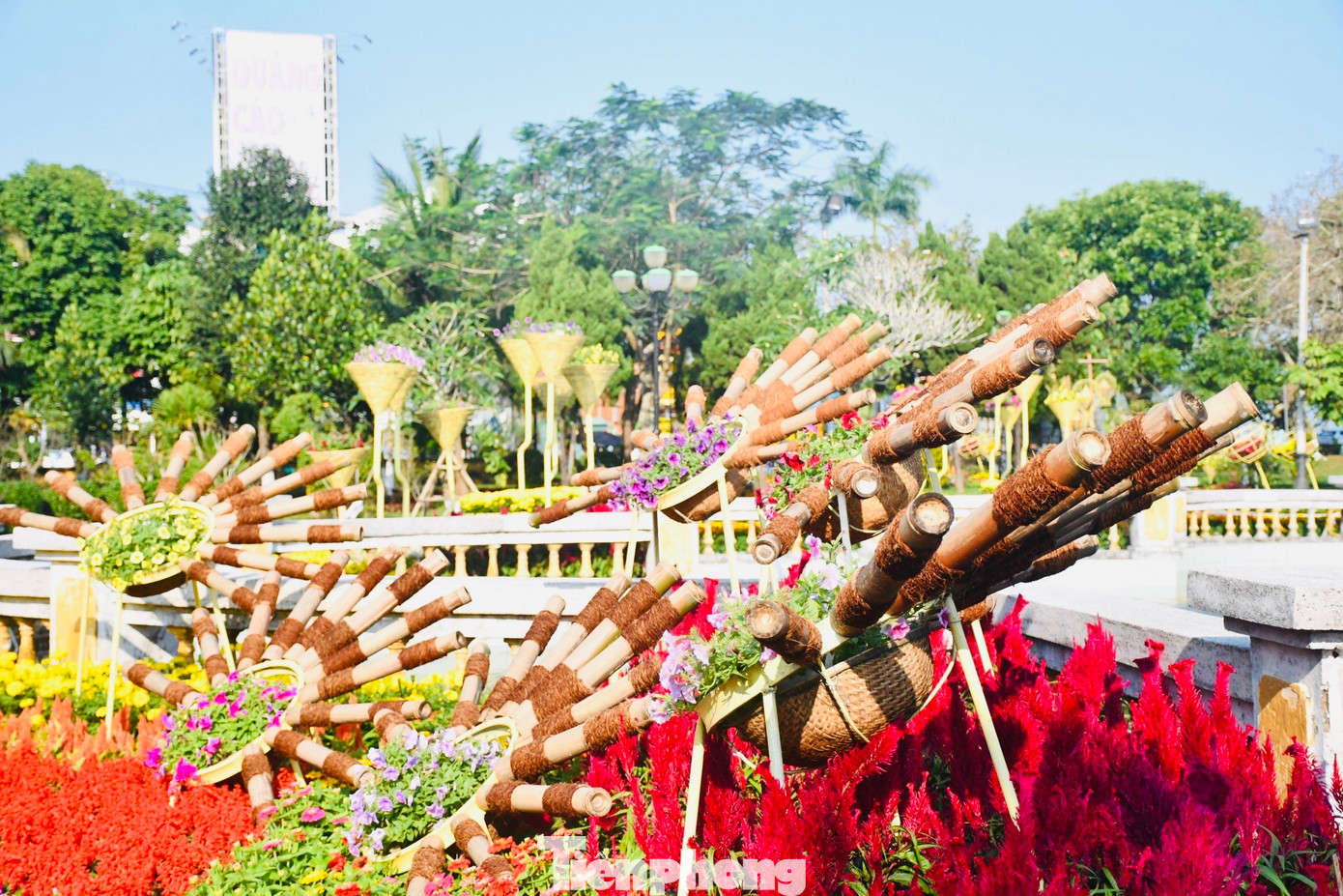 Trong khuôn viên có nhiều tiểu cảnh sáng tạo. Ảnh: Nguyễn Ngọc