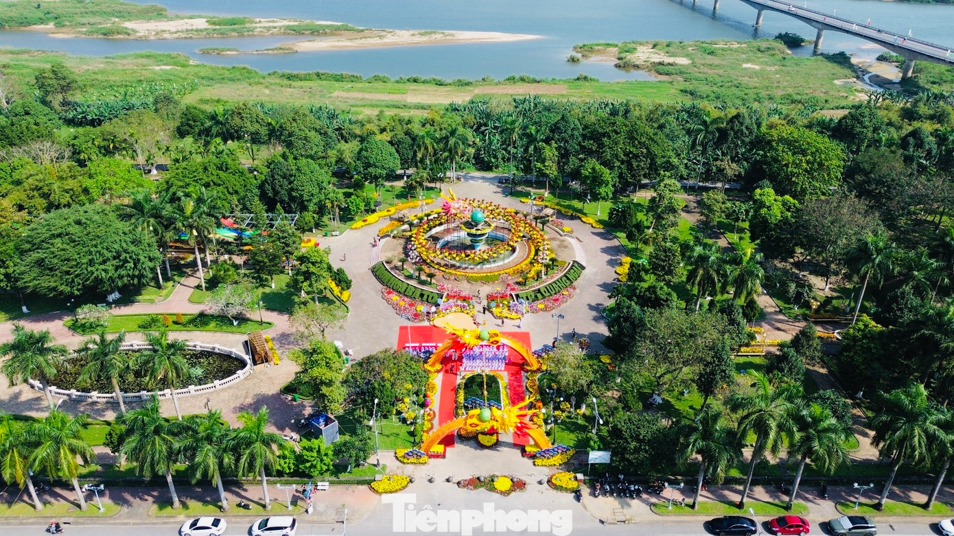 Được biết, linh vật rồng này là một trong những tiểu cảnh chính, quan trọng nhất tại công viên Ba Tơ, được thiết kế, trang trí một cách tỉ mỉ để làm điểm nhấn du xuân cho người dân TP Quảng Ngãi trong dịp Tết Nguyên đán Giáp Thìn 2024. Ảnh: Nguyễn Ngọc