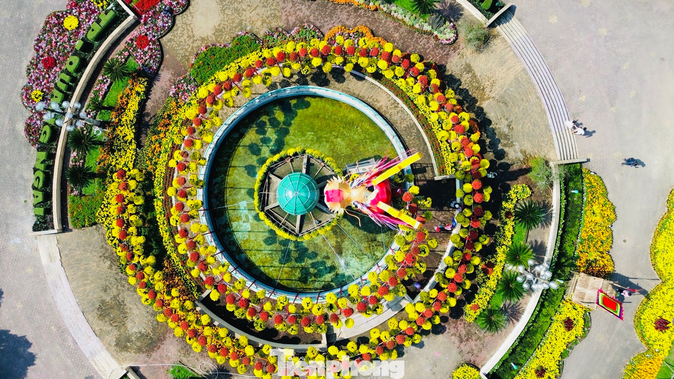 “Tôi thấy linh vật rồng thứ 4 rất đẹp, phù hợp với văn hóa dân gian về rồng. Còn những thiết kế linh vật rồng trước đó có rất nhiều chi tiết không phù hợp và thô kệch và rất xấu... Đây được xem là linh vật rồng 'chúa', 'trùm cuối' ở Quảng Ngãi”, ông kiều Tử Trực – một người dân ở TP. Quảng Ngãi chia sẻ. Ảnh: Nguyễn Ngọc