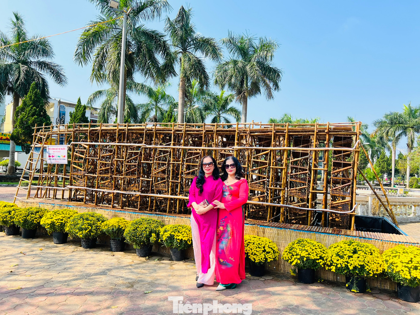 Ngoài ra, bờ xe nước - biểu tượng về hình ảnh con người Quảng Ngãi cần cù, sáng tạo, chịu đựng mưa nắng để mang lại lợi ích cho đời được phục dựng và trang trí tại công viên Ba Tơ. Ảnh: Nguyễn Ngọc