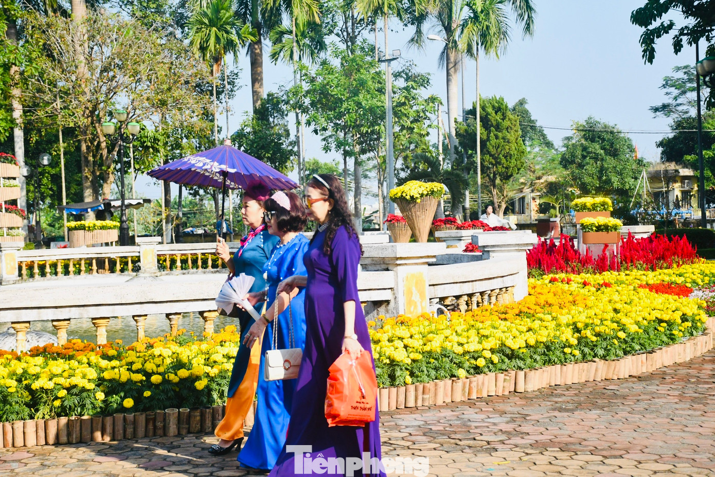 Rất đông du khách đến tham quan và chụp hình, trong đó có nhiều em nhỏ. Ảnh: Nguyễn Ngọc