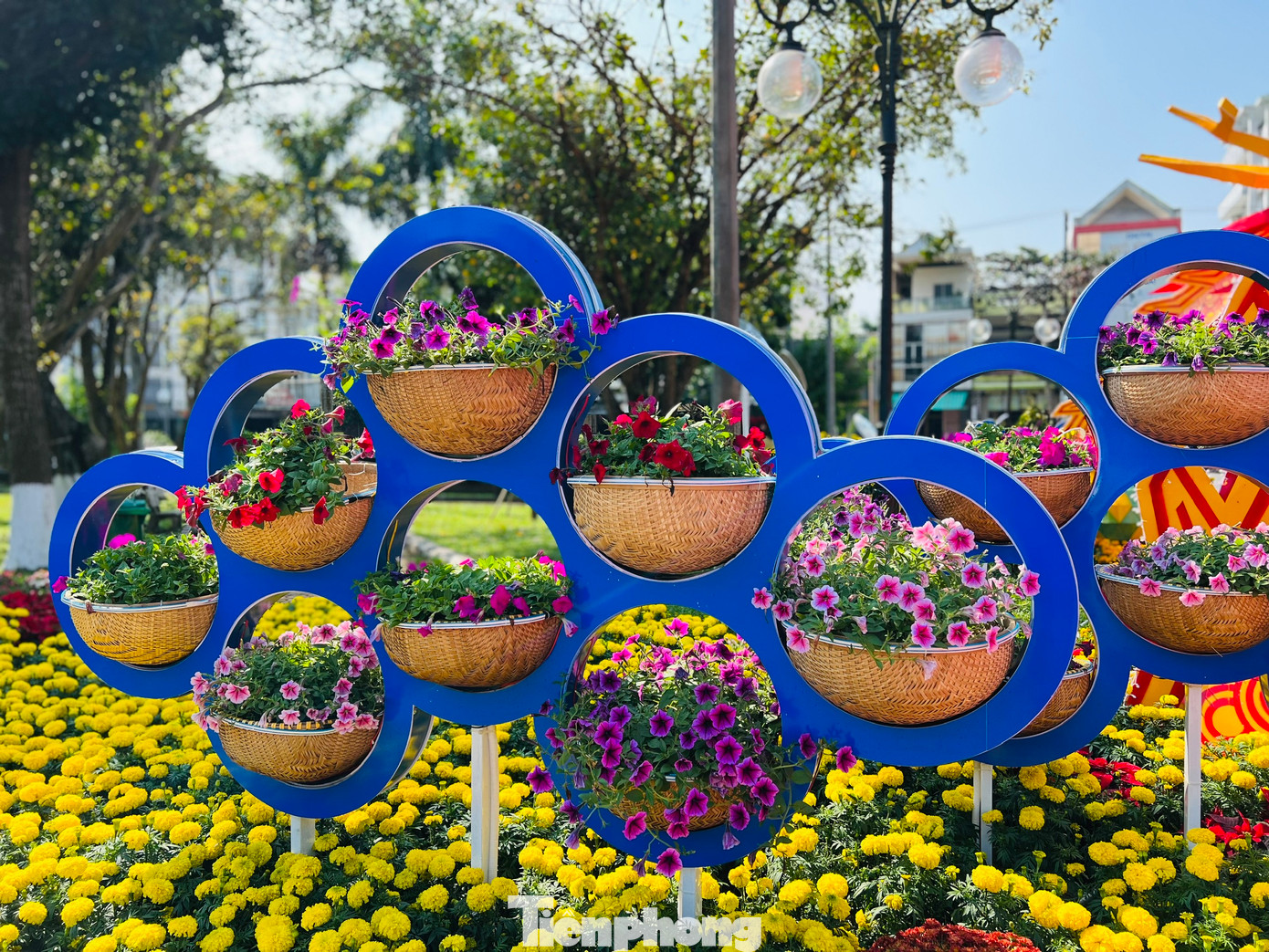 Trong khuôn viên có nhiều tiểu cảnh sáng tạo. Ảnh: Nguyễn Ngọc