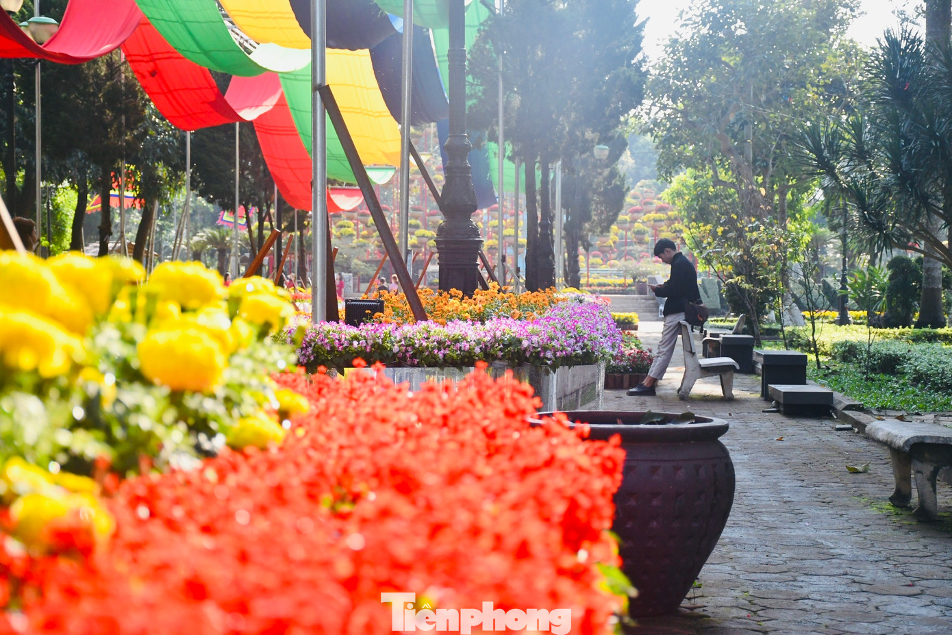 Trong khuôn viên có nhiều tiểu cảnh sáng tạo. Ảnh: Nguyễn Ngọc